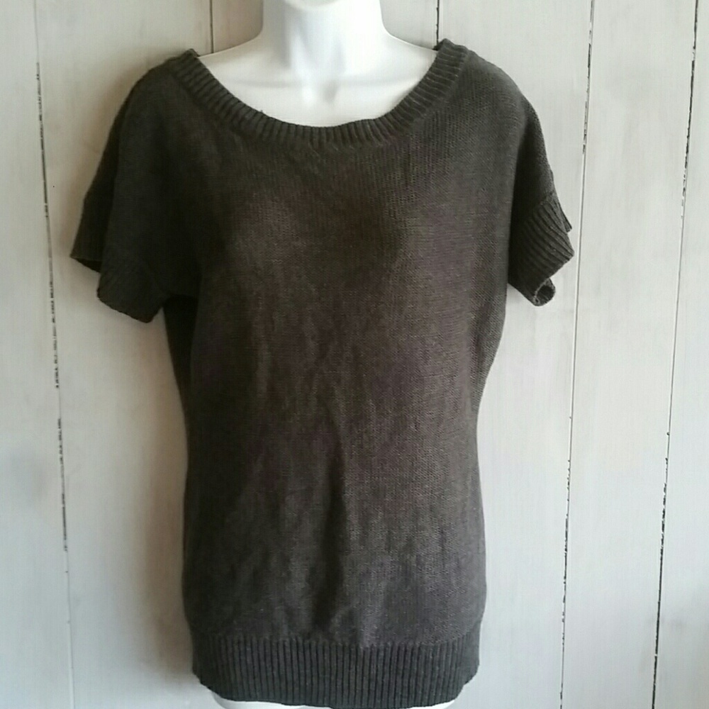 Cute short sleeve sweater with open back